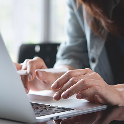 Entretien des châssis : PVC, aluminium et pourquoi le bois reste le choix durable