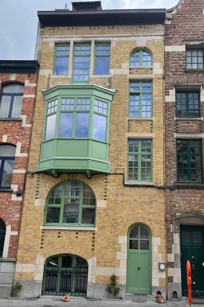 Rénovation de façade à Schaerbeek – Châssis et loggia sur mesure
